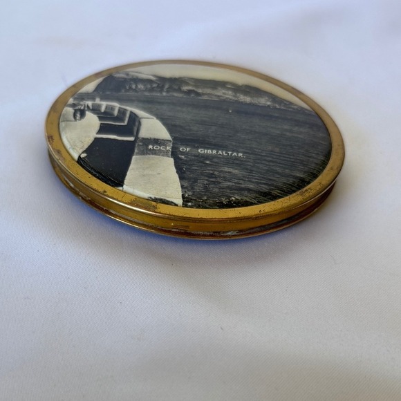 Vintage Rock of Gibraltar Souvenir Brass Powder Compact Made in England 3 inch - Picture 6 of 7
